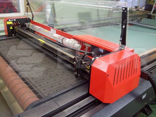 Станок лазерной резки рулонных материалов с конвейером Yueming CMA-1625F